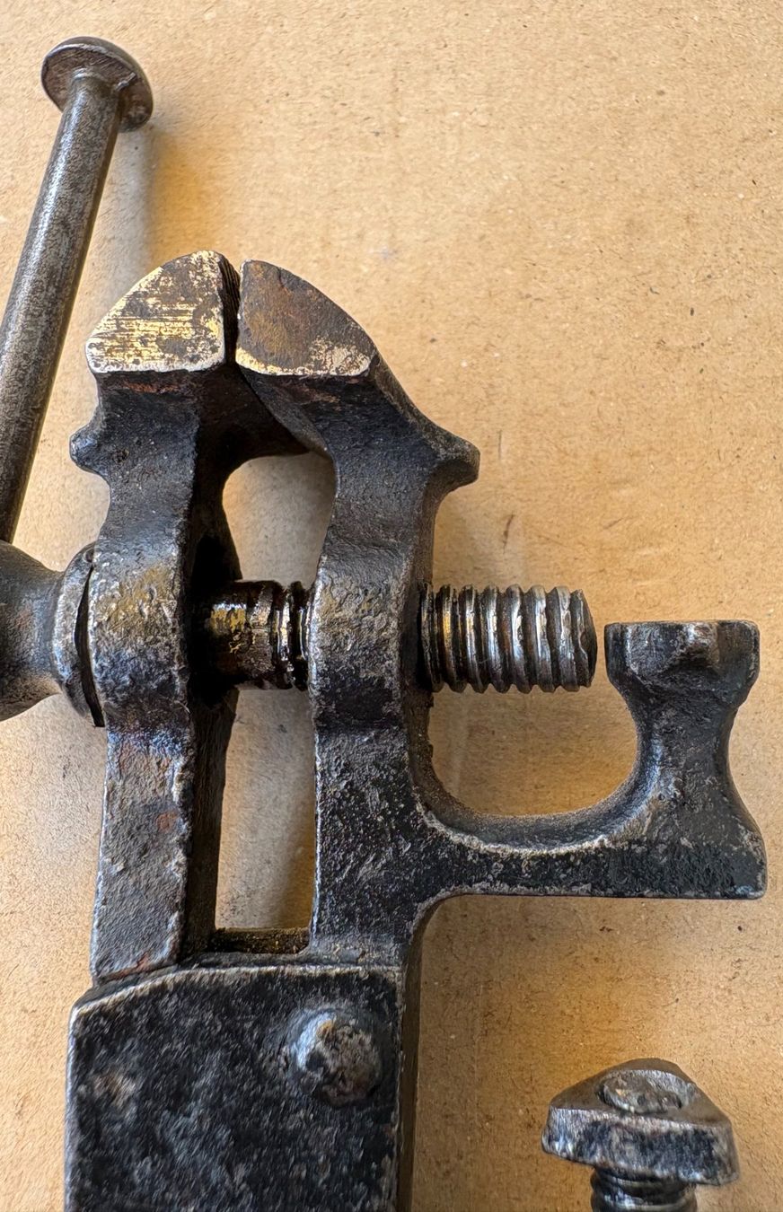 Tous les outils: VINTAGE TISCHSCHRAUBSTOCK – D'occasion à Ostermundigen par wini63 2