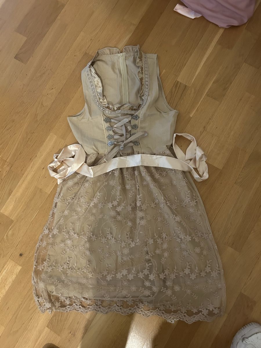 Robes: Neues Dirndl gr s – Neuf (Voir description) à Allschwil par selake990673