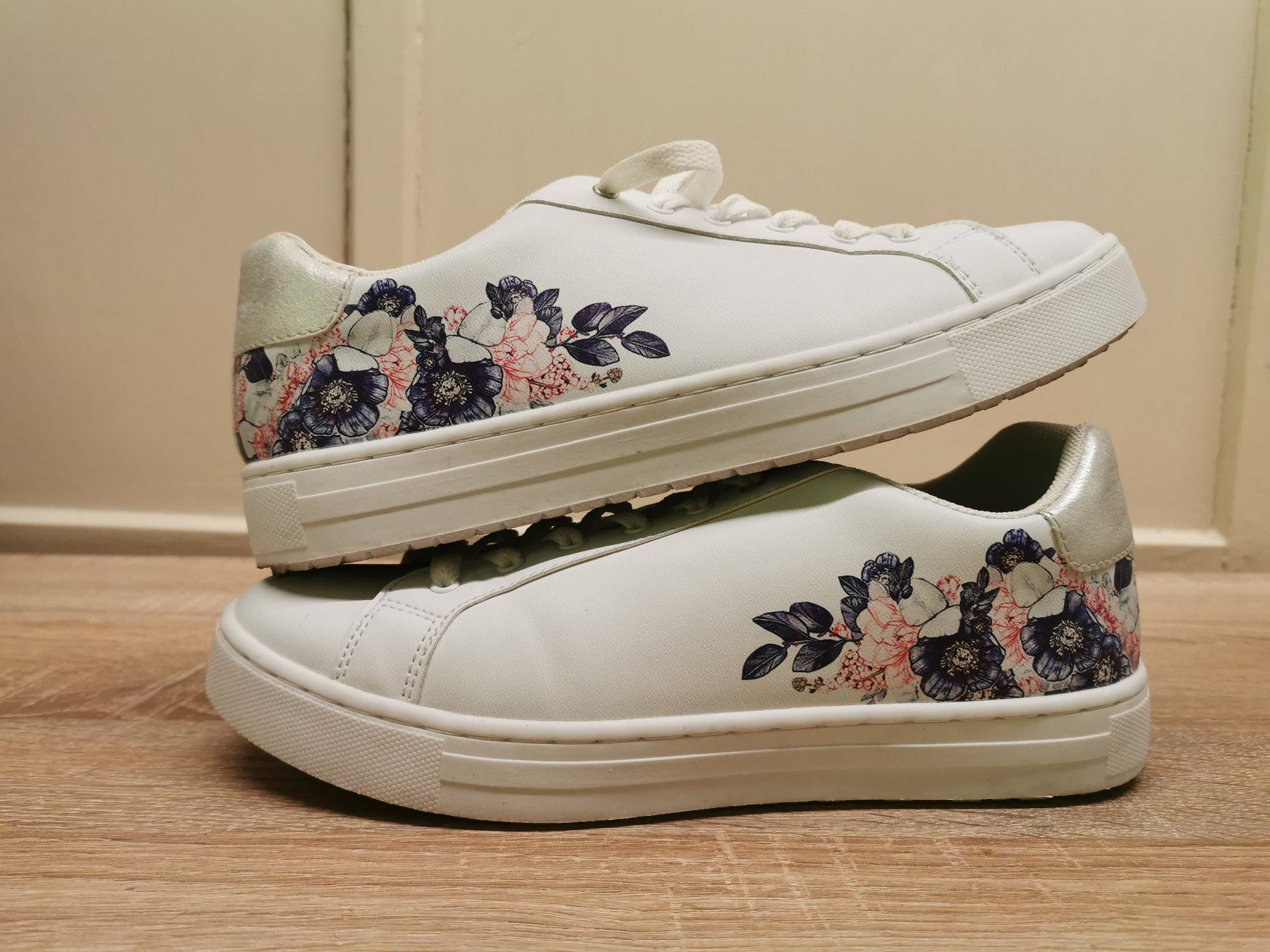 Scarpe da donna: Sneaker mit Blumenmuster – Usato da Steinen venduto da aislynn