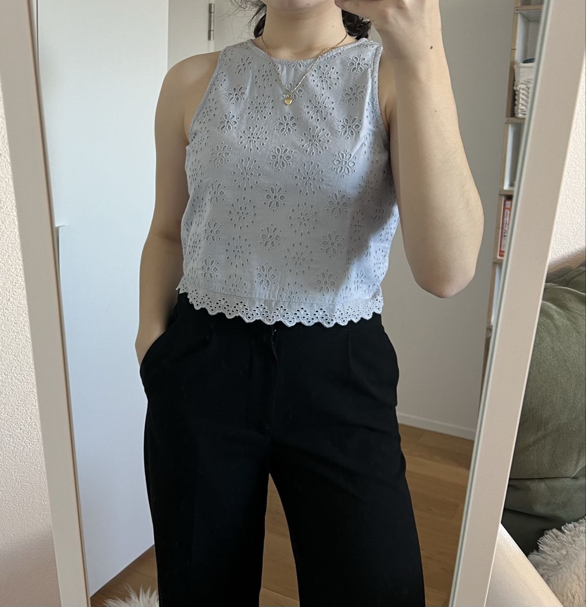 Top: Hellblaues Top mit Stickereien – Nuovo (secondo la descrizione) da Frauenfeld venduto da vik_d96k
