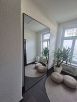 Grosser Standspiegel mit schwarzem Metallrahmen, fast neu!