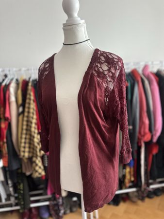 Hübschre Strickjacke mit Spitze