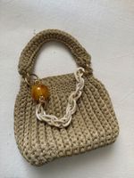Kleine goldige handgemachte Häkeltasche
