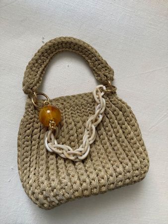 Kleine goldige handgemachte Häkeltasche