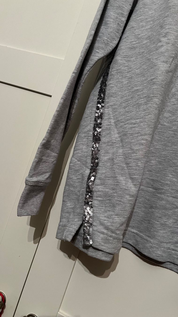 Pulls & Sweat-shirts: • Graues Oberteil / Sweatshirt • – D'occasion à Basel par mendoza13 1