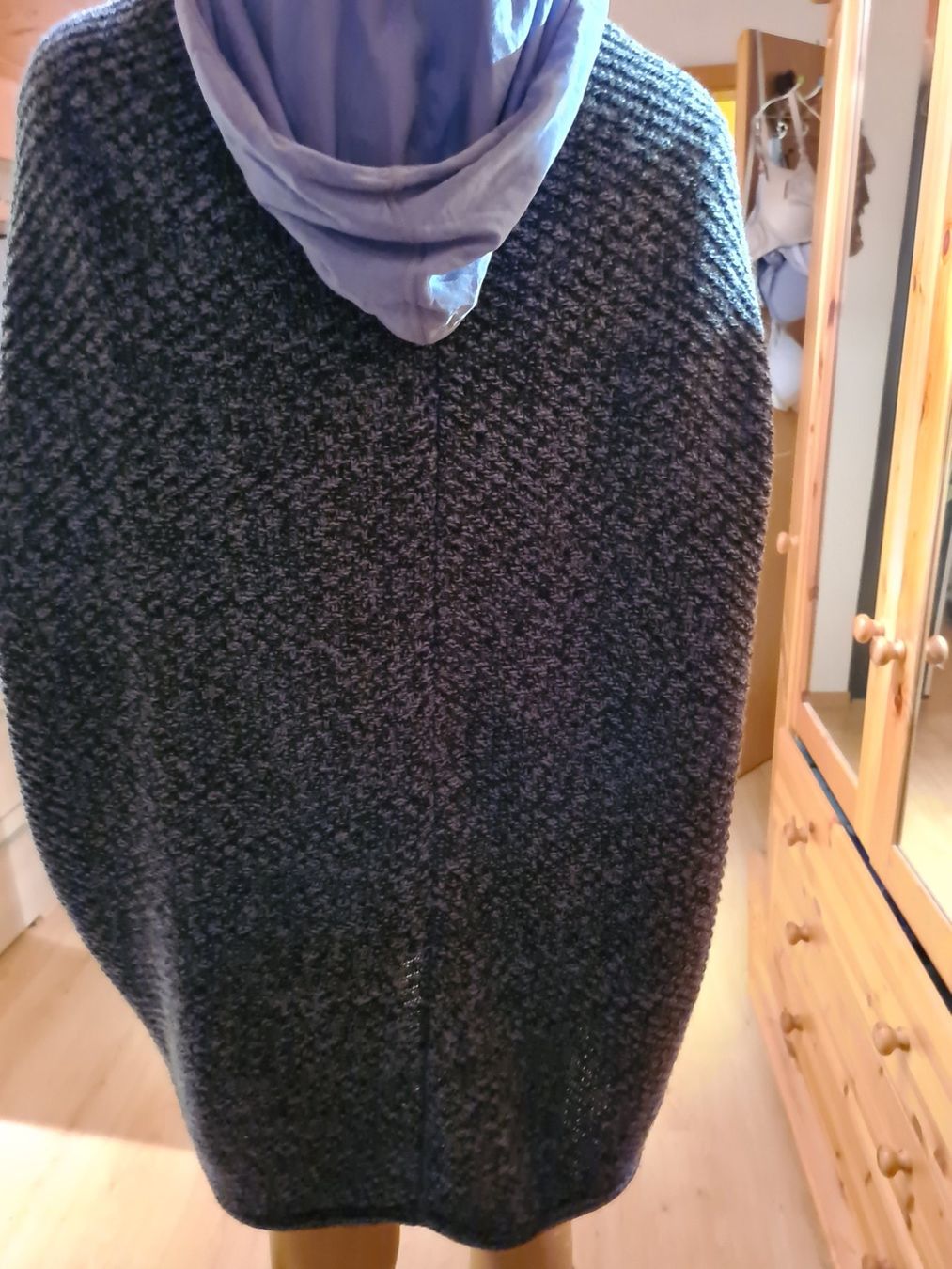 Maglioni & Felpe: Kapuzenpulli und weites Jäckli im coolen style – Usato da Ferden venduto da jemyce 1