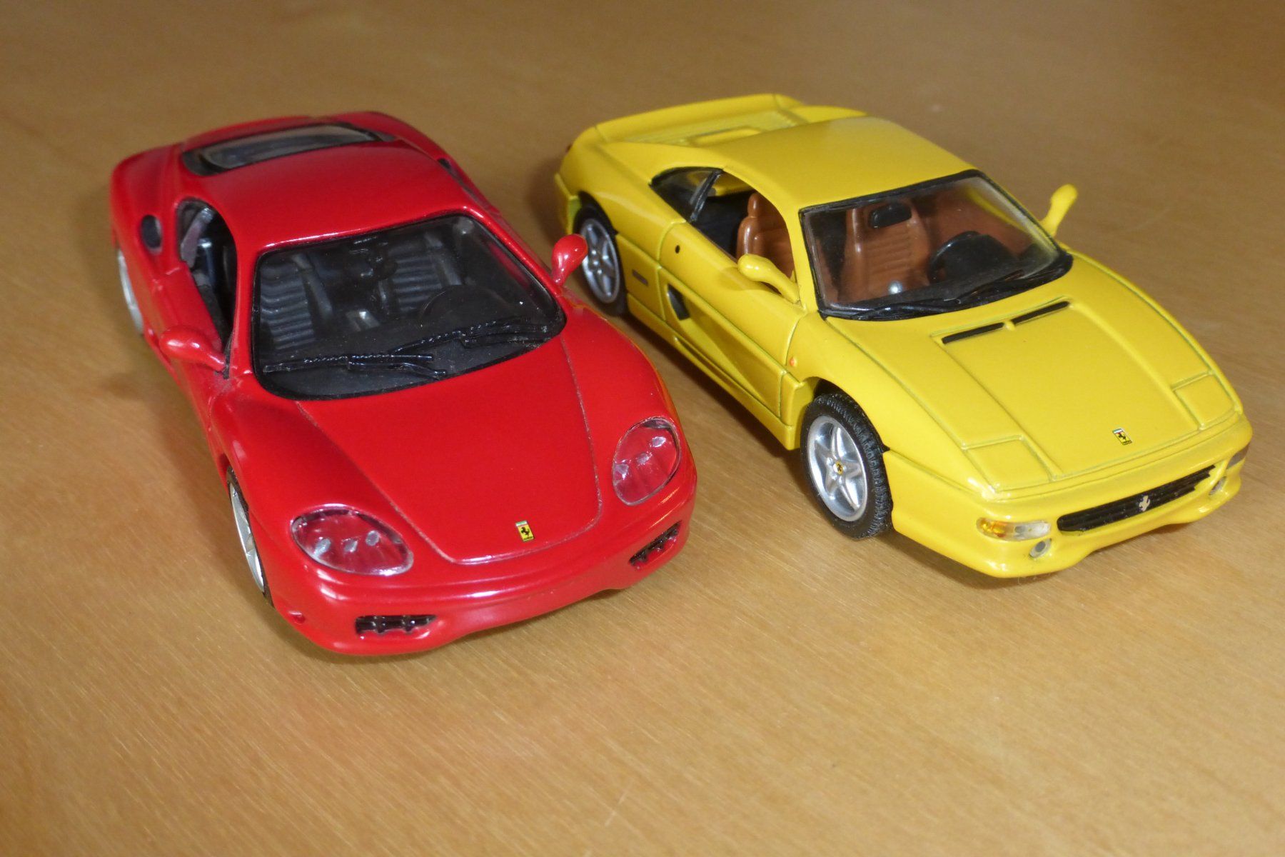 Hot Wheels Modellini d'auto: 2x Ferrari 1:43 Hot Wheels – Usato da Gempen venduto da Smokie72