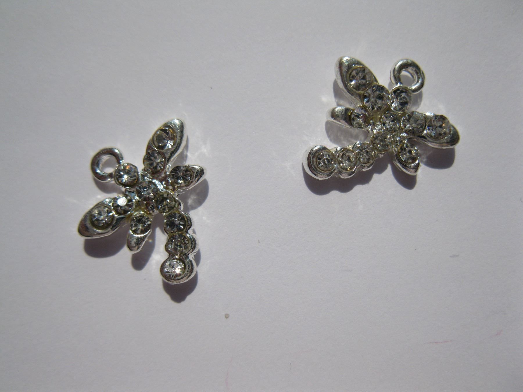 Perle (finte): 2 Anhänger Libelle versilbert mit Strass – Nuovo e nell'imballaggio originale da St. Margarethen TG venduto da LuanaKa