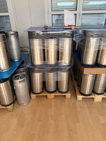 2 x 30 20 Liter Stahl Bier KEGs mit Korbfitting auf Paletten