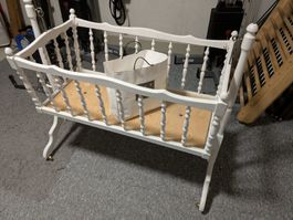 Vintage Schaukelwiege / Babybett weiss auf Rollen 90x40cm