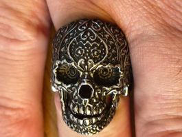 Anello teschio messicano acciaio inox motivo floreale