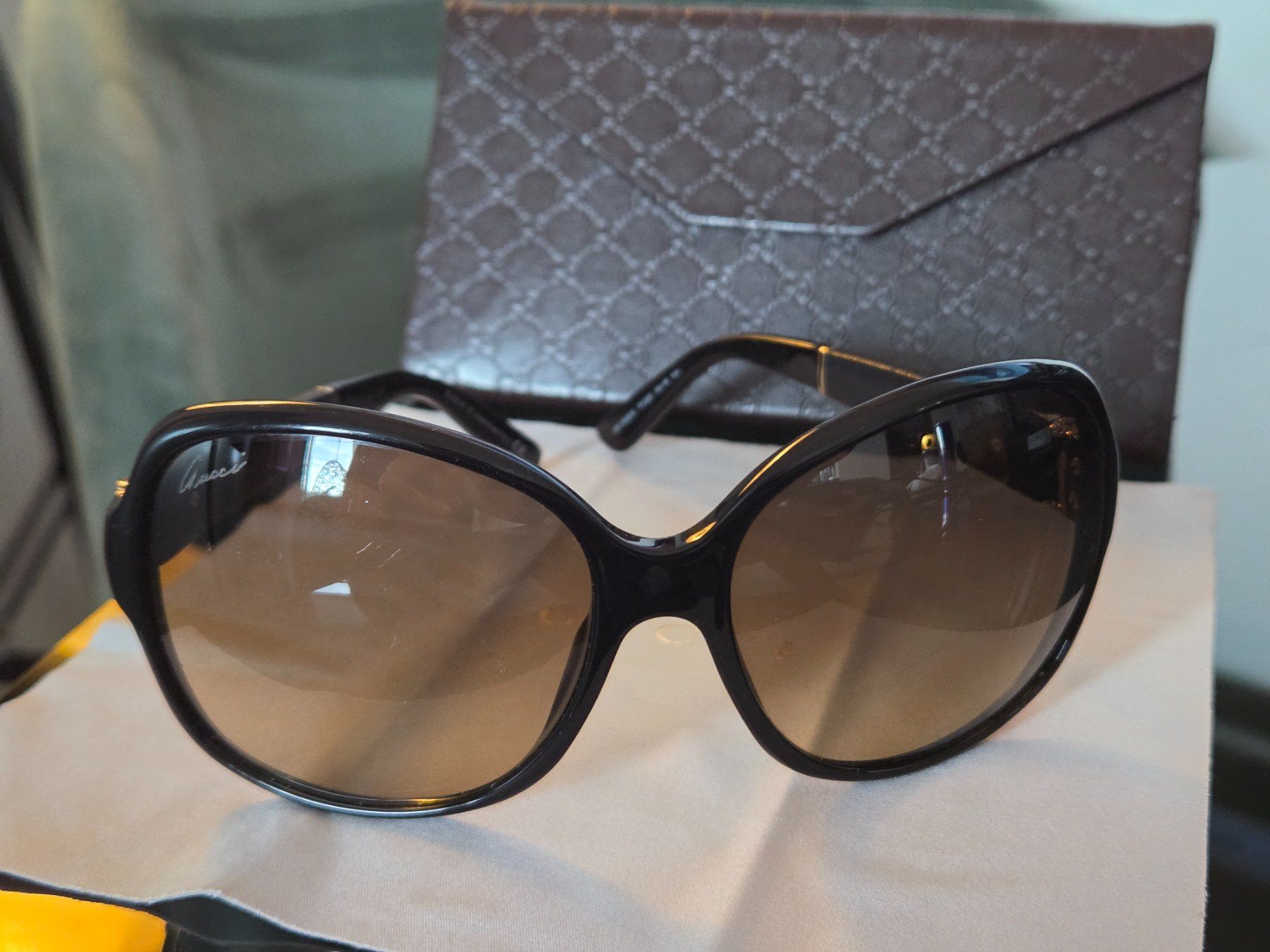 Gucci Occhiali & Lenti: GUCCI Sonnenbrille mit Originaletui – Usato da Emmen venduto da GrabandGo