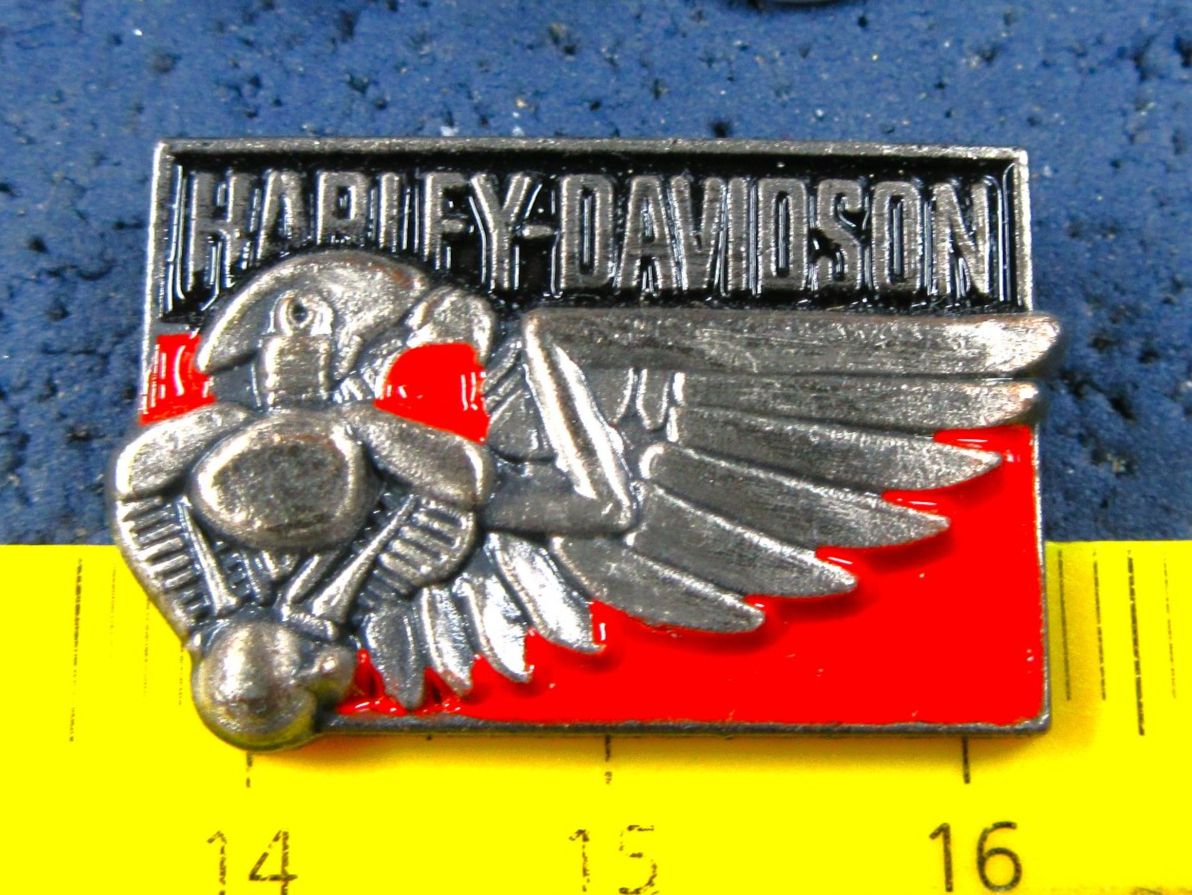 Harley-Davidson Plaketten & Abzeichen: HARLEY-DAVIDSON PIN 3D-OPTIC mit SECURITY-CLIP KLEIN-FEIN – Gebraucht aus Ettingen von Hausi4711 1