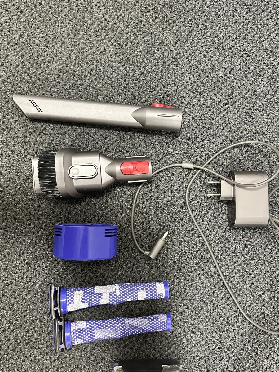 Dyson Aspirateurs & Accessoires: Dyson v8 – D'occasion à Bern par AliceHo 2