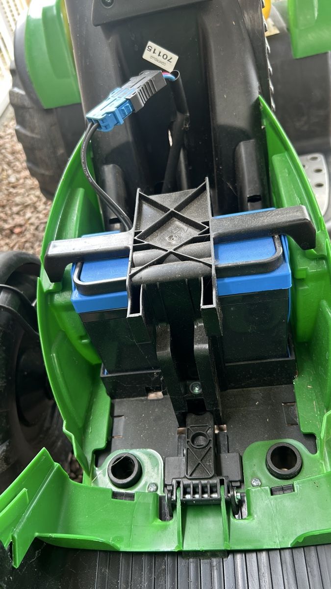 Peg Perego Veicoli per bambini: Traktor John Deere, Peg Perego- Akku – Usato da Besenbüren venduto da zadonga 3