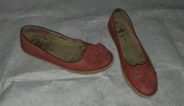 Schöne Caprice Ballerinas mit Blumen-Applikation, Gr. 39