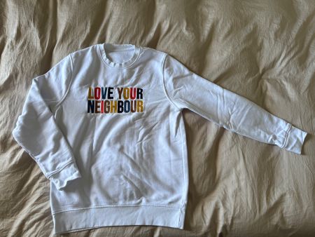 Weisser Pullover "LOVE YOUR NEIGHBOUR" Grösse M