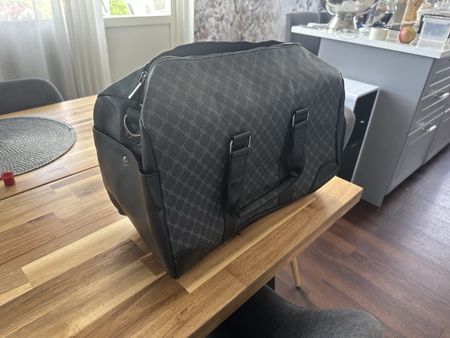 Reisetasche schwarz mit Muster neuwertiger Zustand