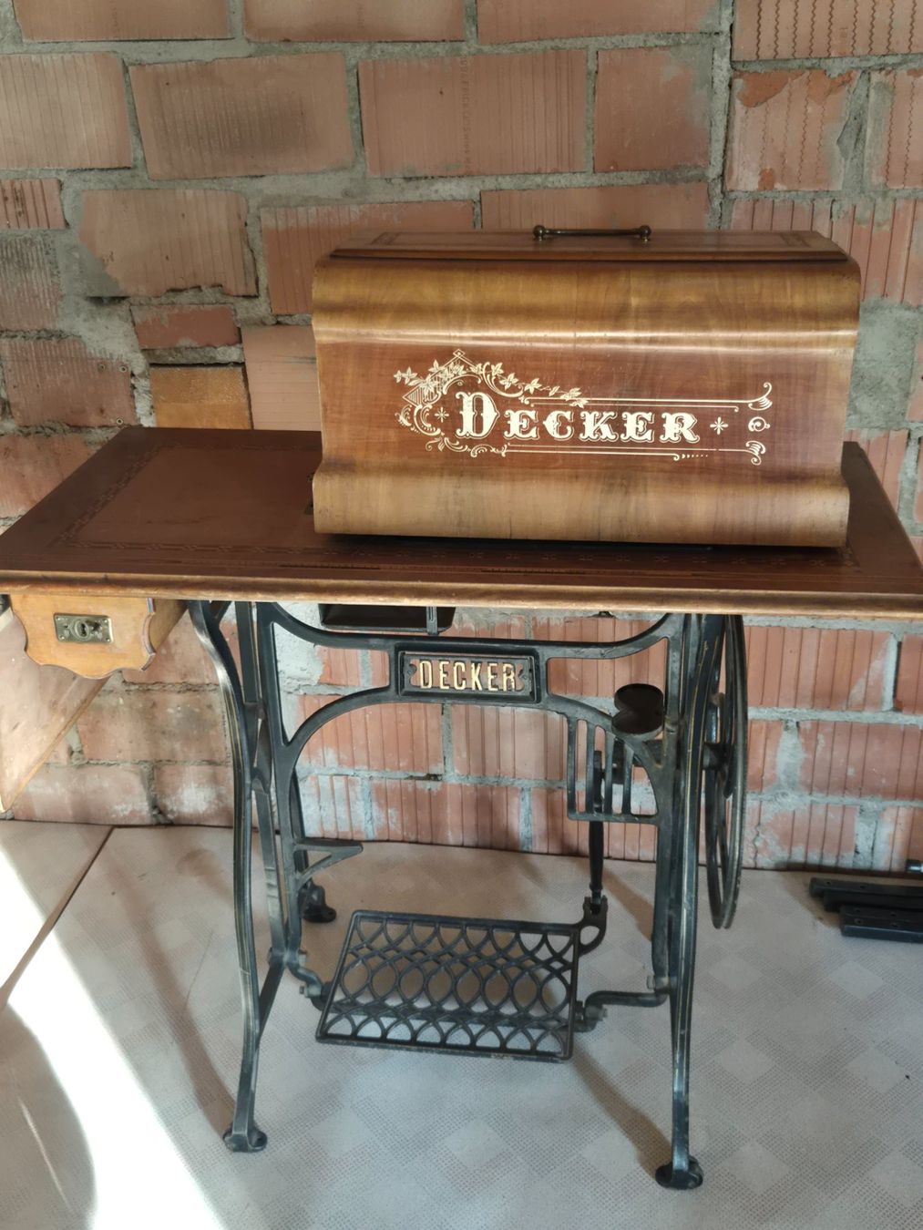Nähmaschinen: Alte Nähmaschine von Decker – Gebraucht aus Auenstein von Y.C.