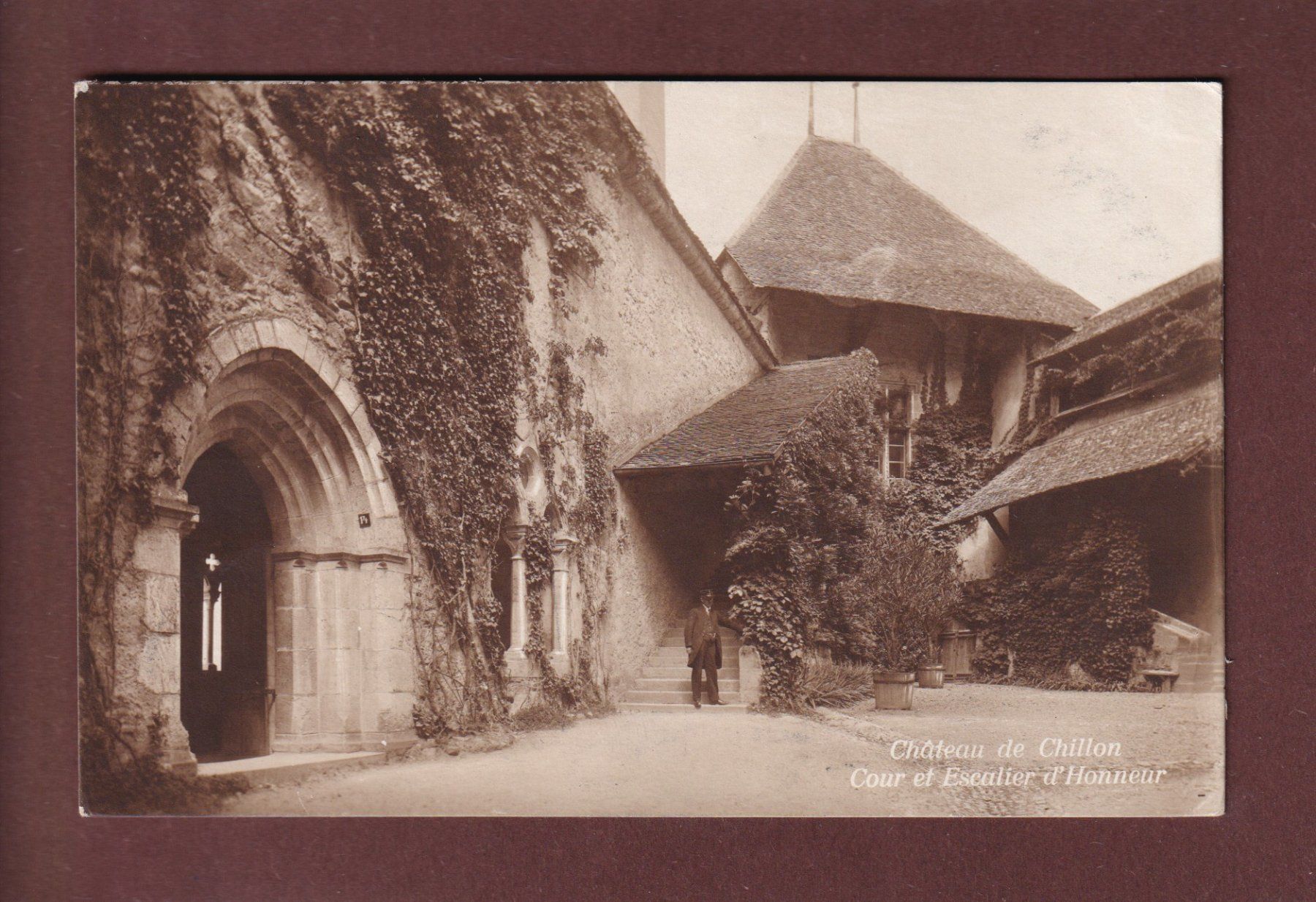 Cartoline postali: Château de CHILLON - Cour - Escalier d'honneur - Animation – Usato da Pully venduto da nicecards