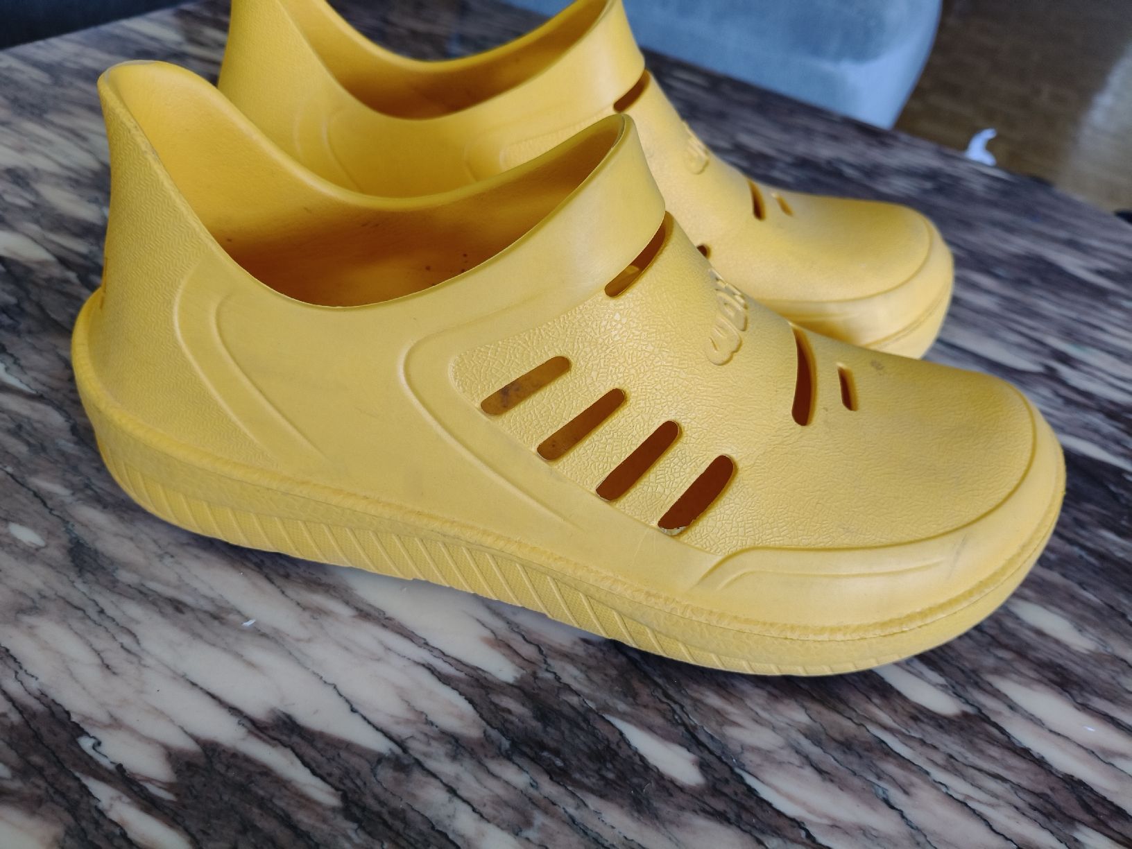 Scarpe da uomo: Yellow clogs size M9/W10 used condition – Usato da Zürich venduto da sha_vw65 1