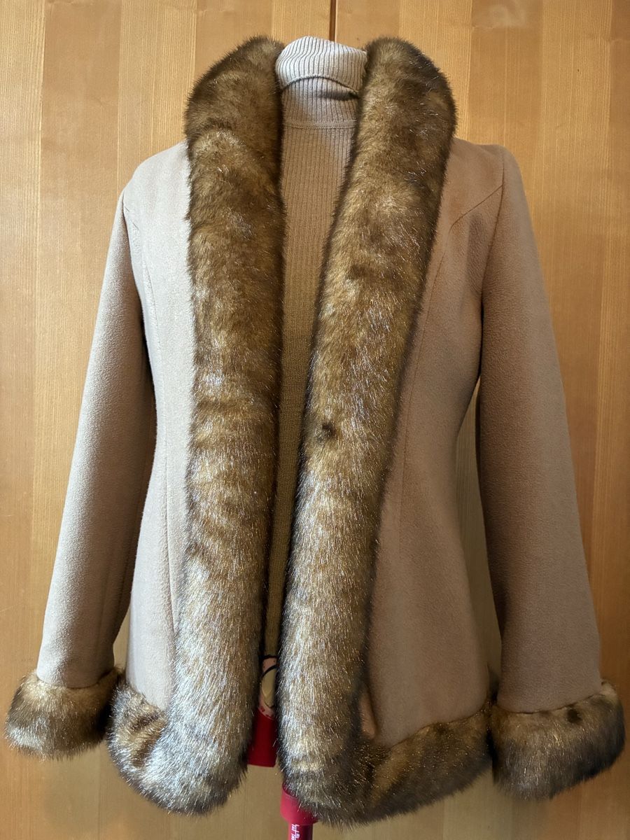 Jacken: Veste col fourrure  – Gebraucht aus Neuchâtel von rqml