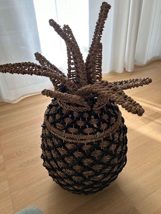 Paire d'Ananas Décoratifs En Biscuit Et Porcelaine