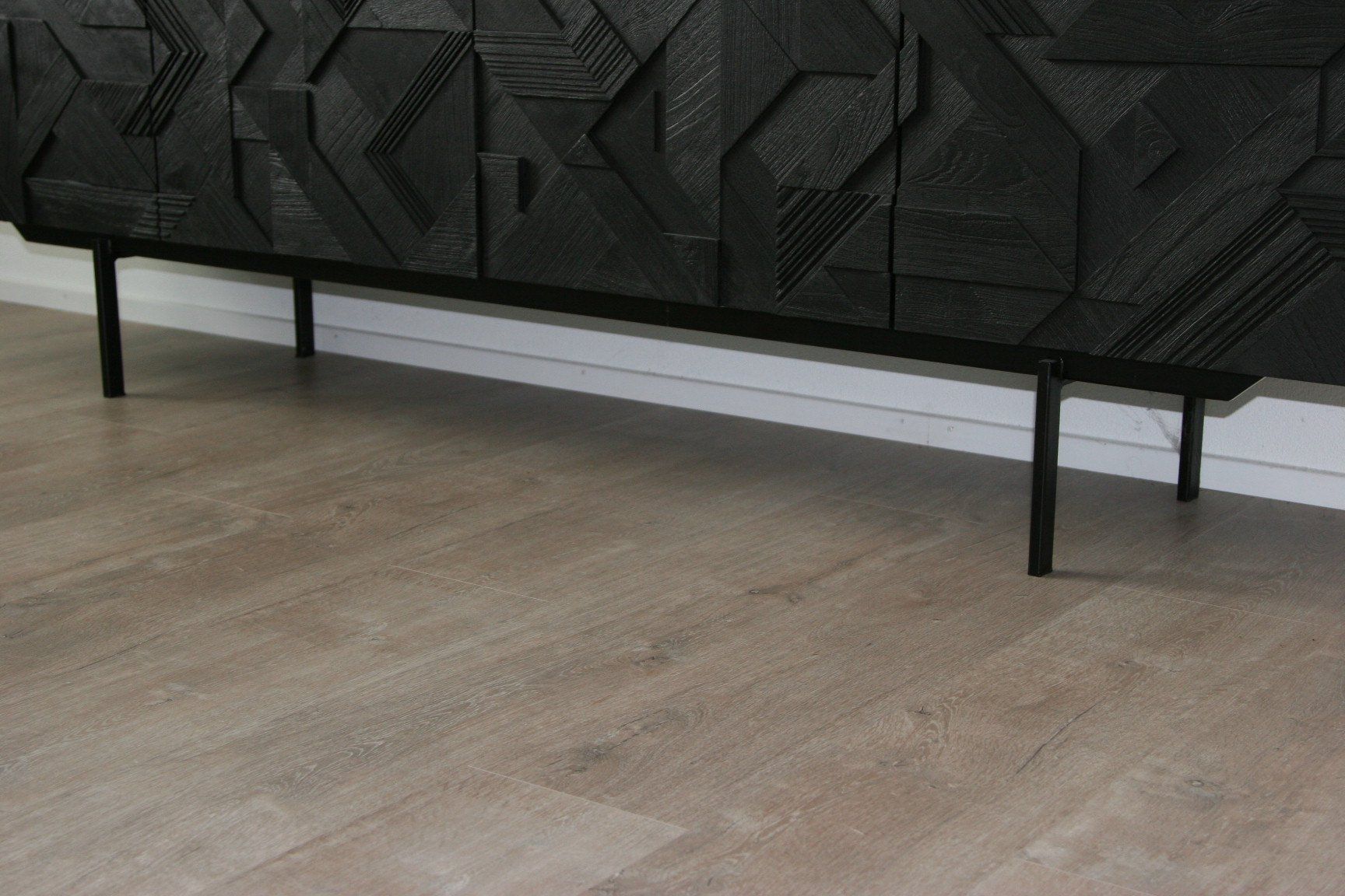 Ethnicraft Cassettiere: Ethnicraft Graphic Sideboard Teak massiv schwarz – Usato da Büren an der Aare venduto da Sabinem71 1