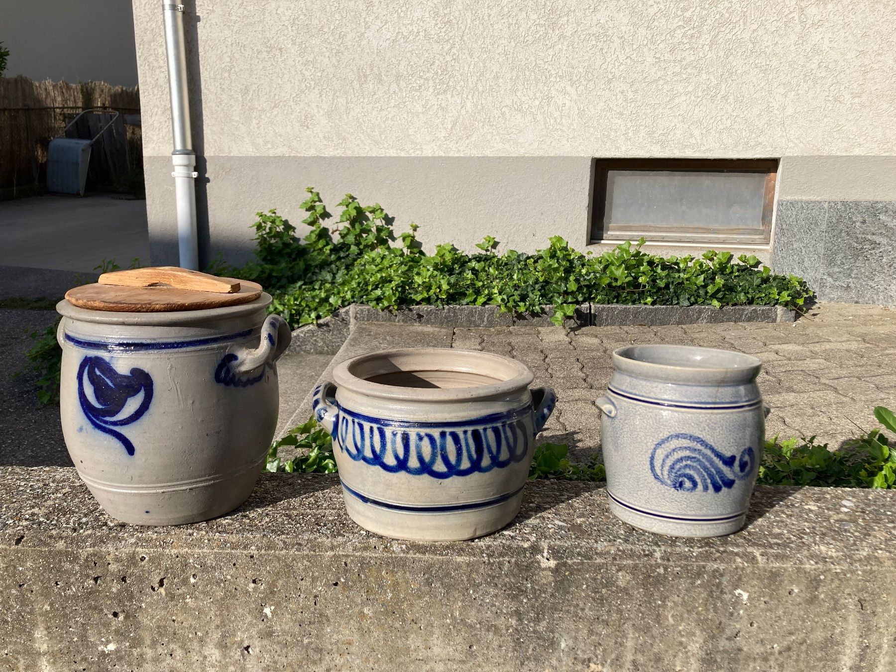 Pentole: Alte Steingut-Töpfe mit blauer Bemalung – Usato da Domat/Ems venduto da Sane66