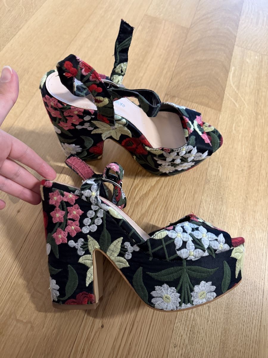 Primark Scarpe da donna: Bestickte High Heels mit Blumenmuster – Nuovo e nell'imballaggio originale da Döttingen venduto da SenKirman