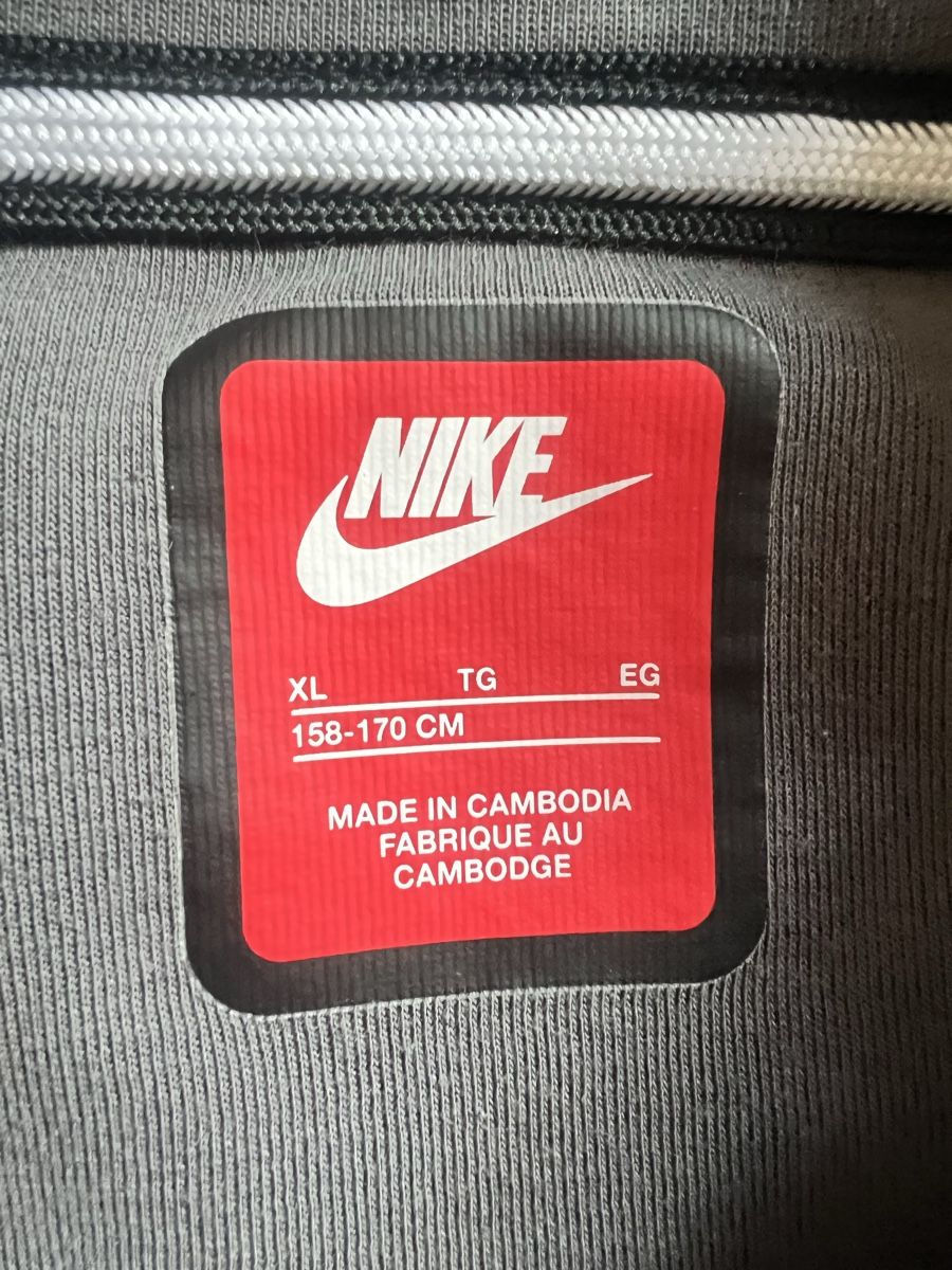Nike Pulls et sweat-shirts: Felpa Nike Tech 158-170cm – D'occasion à Bissone par val_crd9 1