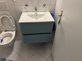 Keramiklavabo mit Armartur und Unterschrank