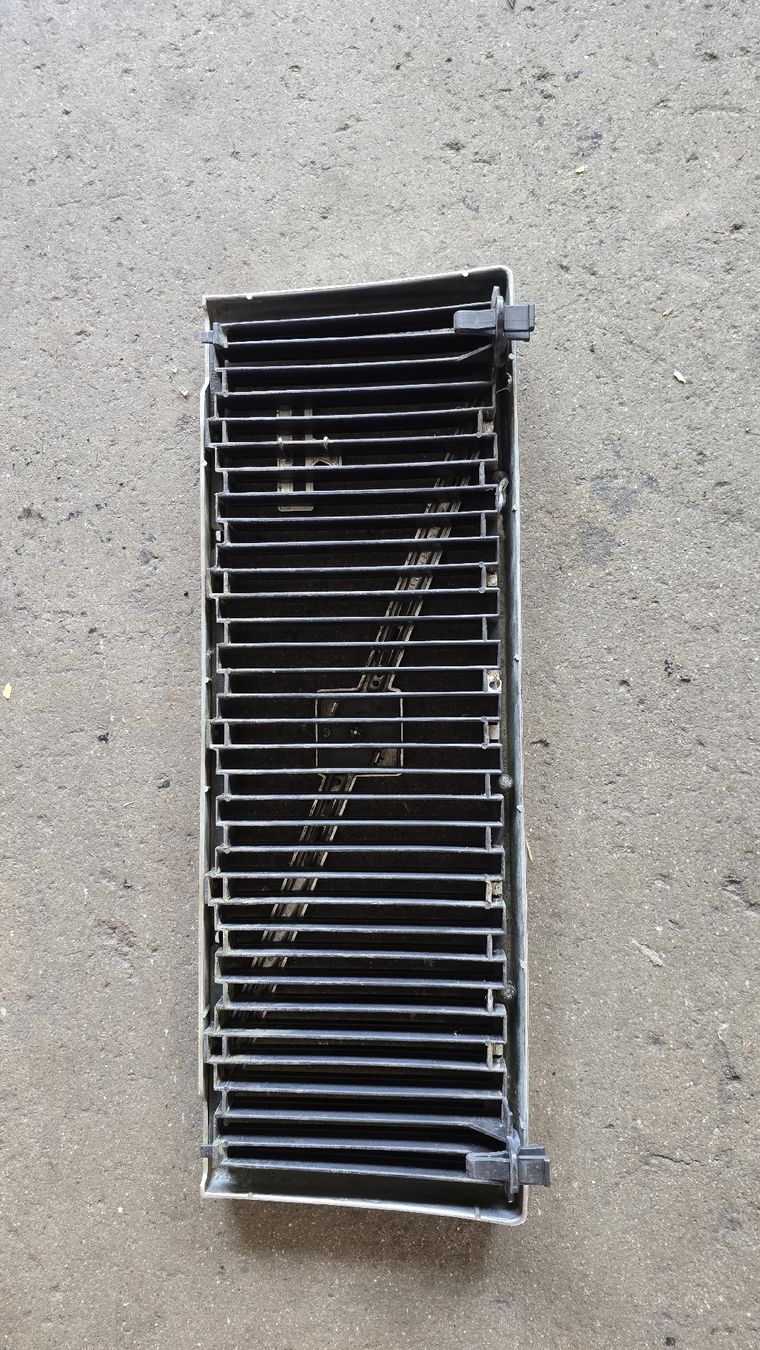 Volvo Tutti pezzi di ricambio auto: Volvo 740 Kühlergrill – Usato da Bern venduto da tiz_lw6n
