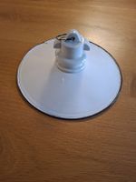 Vintage Stalllampe mit weissen Emailleschirm 