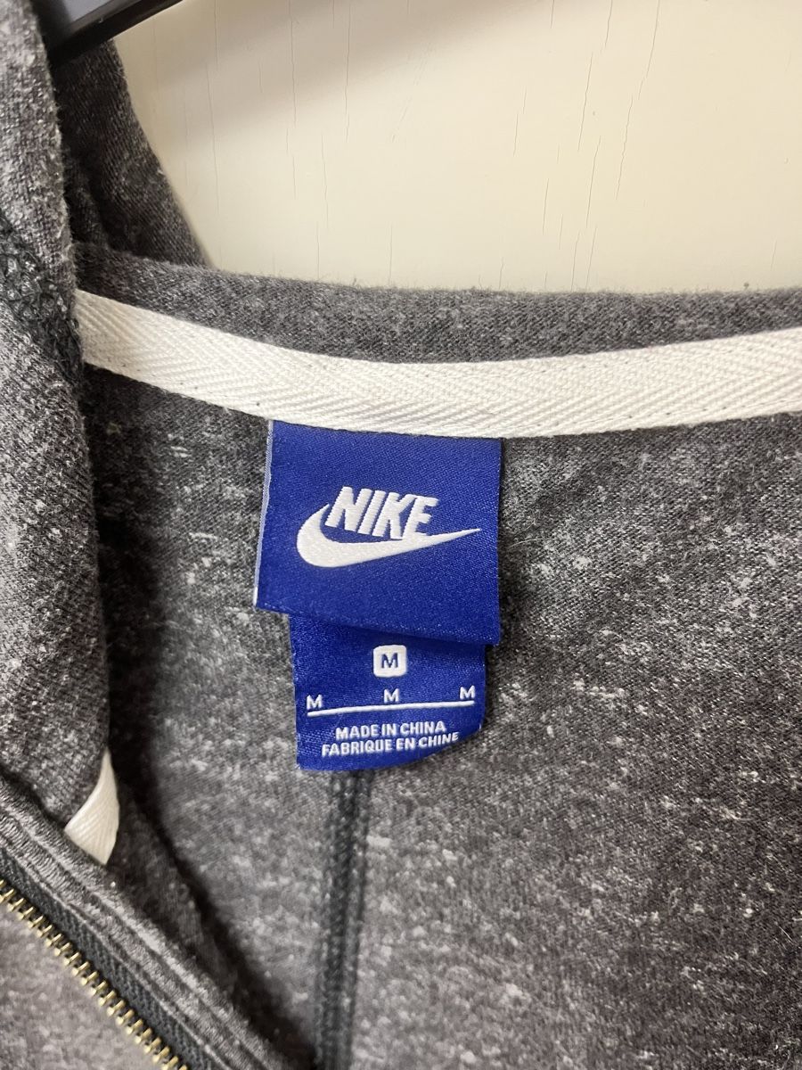 Nike Jacken: Graue Trainerjacke Nike Grösse M – Gebraucht aus Teufenthal AG von Nanahu 2