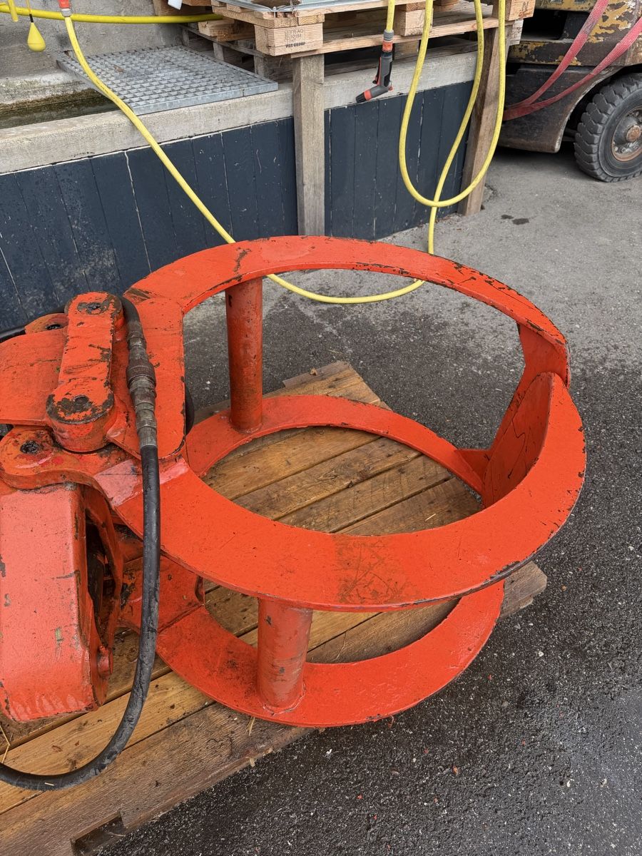 Pinze: Grappin forestier hydraulique rotator – Usato da Montagny-les-Monts venduto da Leo.Geni 6