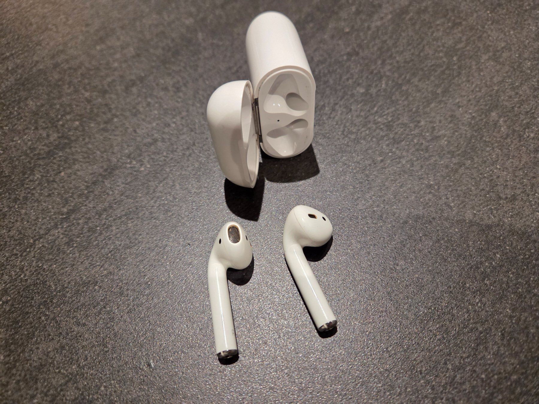 Apple Cuffie: Apple Airpods 2. Generation inkl. Ladecase – Usato da Stetten SH venduto da ExtremMIB 1