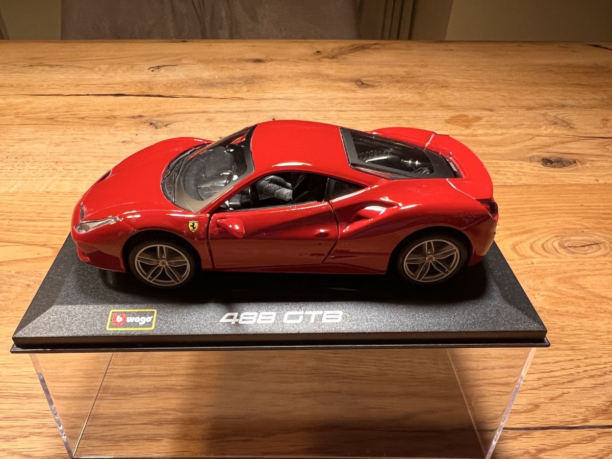 Ferrari Modellini d'auto: Burago Ferrari 488 GTB 1:32 – Usato da Hagneck venduto da Stejobe 1