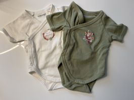 2er Set Kurzarmbodies Gr. 54/ 1 Mt.