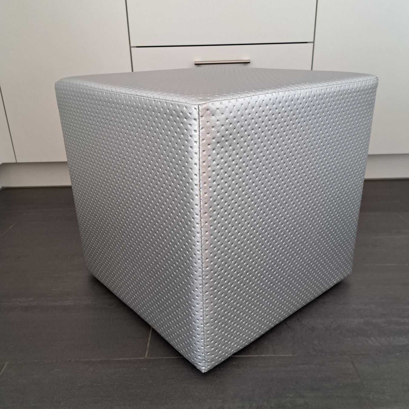 Sgabelli: Neuer quadratischer Hocker silber-grau – Nuovo (secondo la descrizione) da Hochdorf venduto da Westin05 2