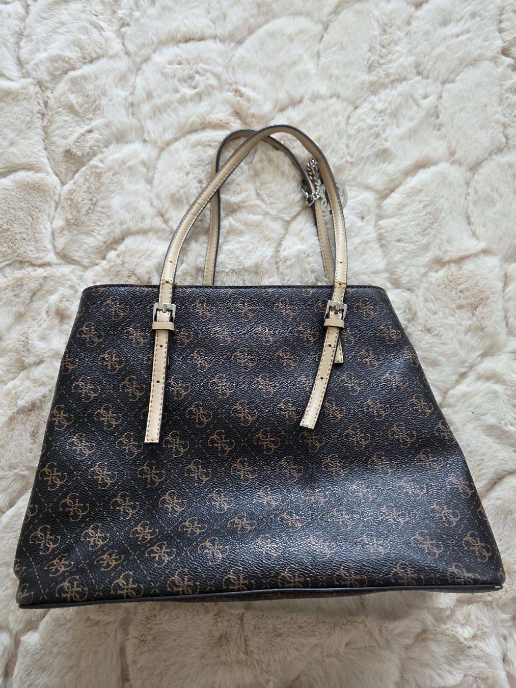 Guess Taschen für Damen: Guess Handtasche braun mit Logo Muster – Gebraucht aus Eggenwil von Schramy 2