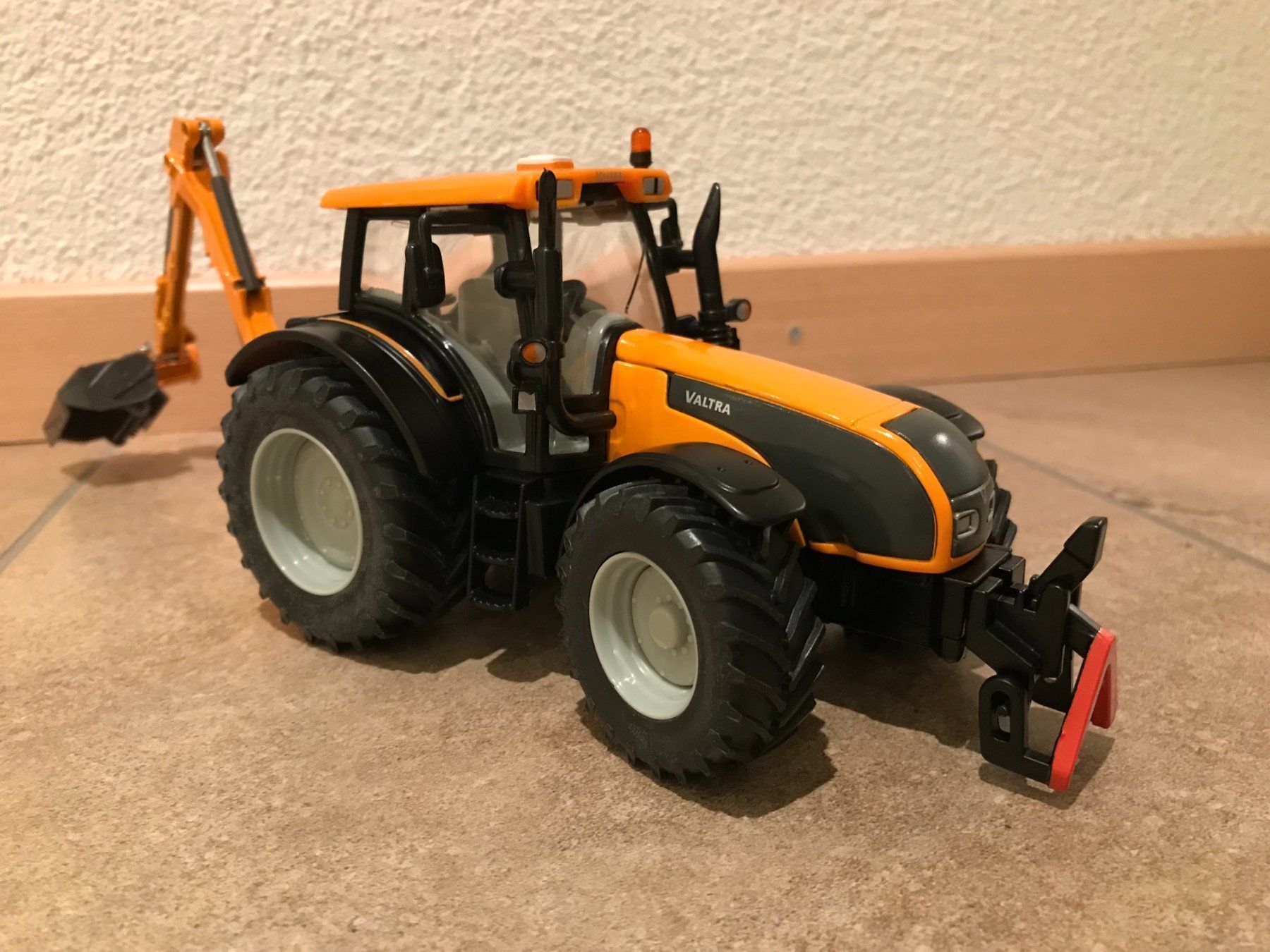 Valtra Trattori: SIKU Valtra T191 mit Böschungsmäher – Nuovo e nell'imballaggio originale da Kreuzlingen venduto da Stefan1150 1