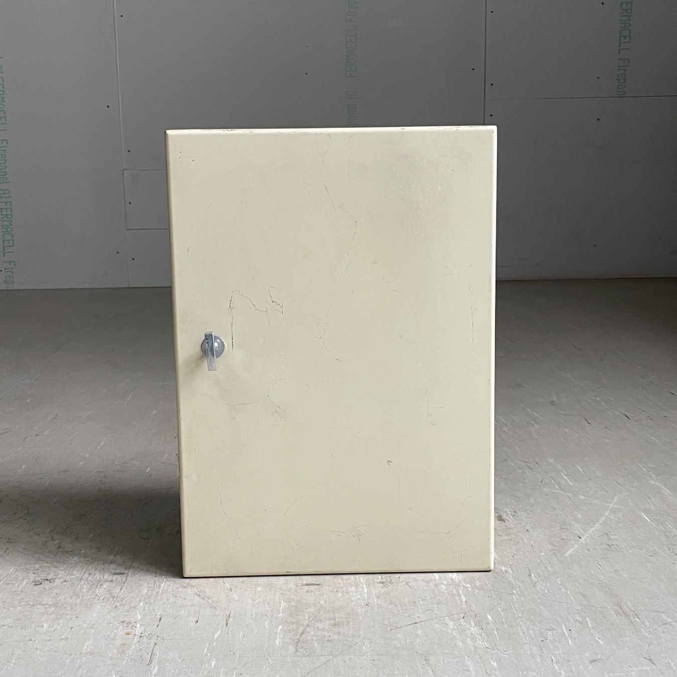 Armadi: 1950er MEWA Apotheker Schrank – Usato da Bern venduto da Modern-Era 4