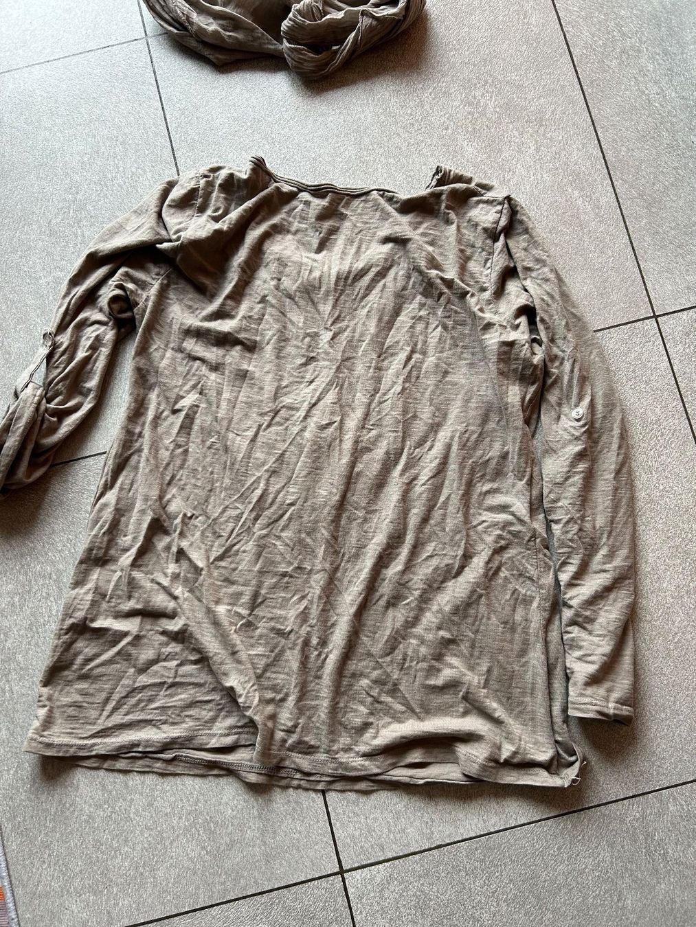 T-shirt: Shirt langarm étoile avec écharpe GR. M – Nuovo (secondo la descrizione) da Arbedo venduto da nadia1973