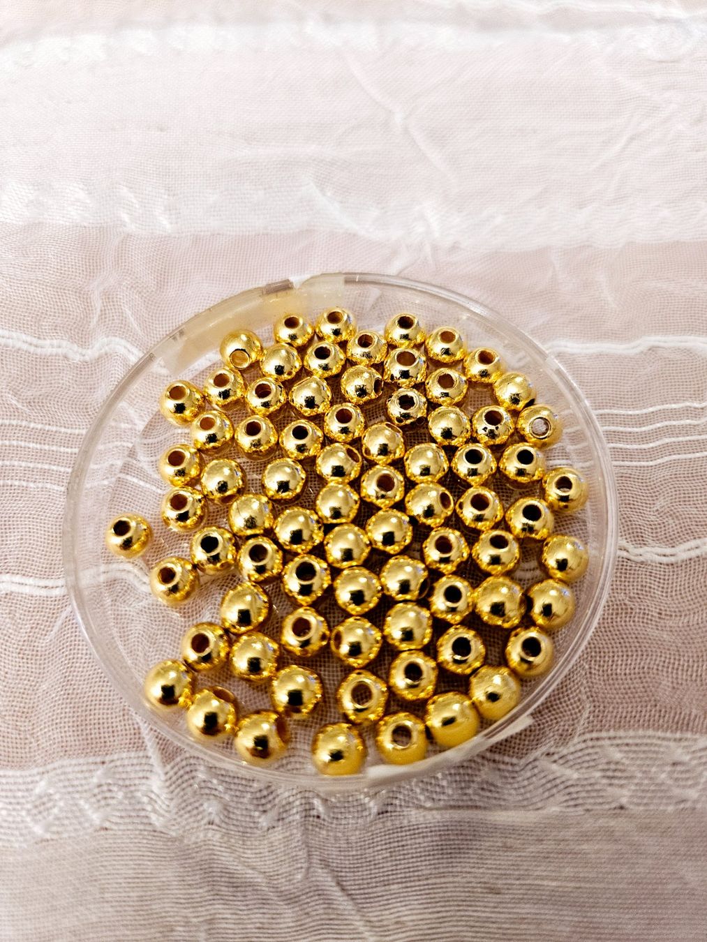 Perle (finte): Zwischenperlen 4mm 100tück – Nuovo (secondo la descrizione) da Dietikon venduto da Eleda