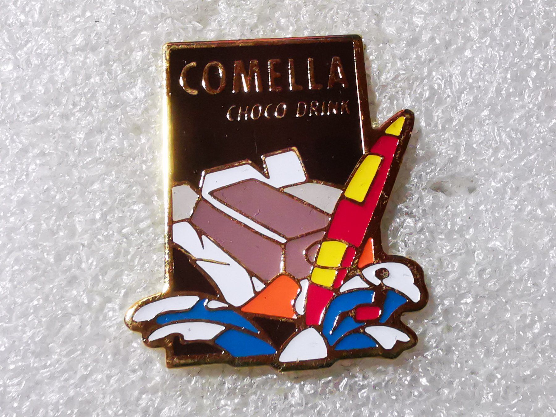 Placchette & Badge: Ansteckpin 113: Comella – Usato da Oppligen venduto da Pin-Fall-Shop