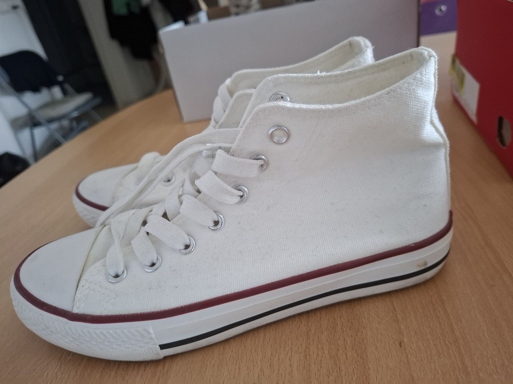 Chaussures femmes: Baskets montantes blanches t.37 – D'occasion à givisiez par odilev