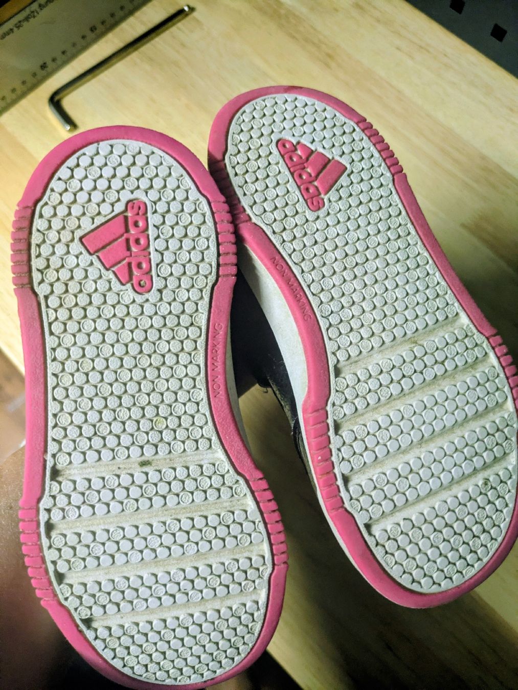 Adidas Schuhe für Jungen: Adidas Turnschuhe/ Sneakers Gr. 27 – Gebraucht aus Uster von Jomil 1