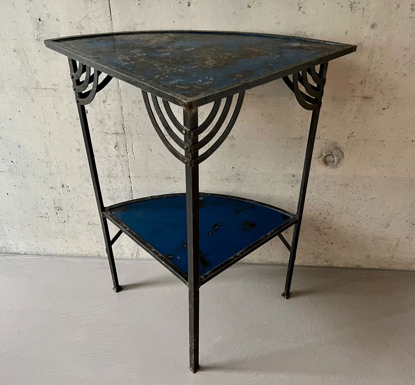 Regale: Art Deco Eisengestell /Eckgestell – Gebraucht aus Wabern von La-Vitrine