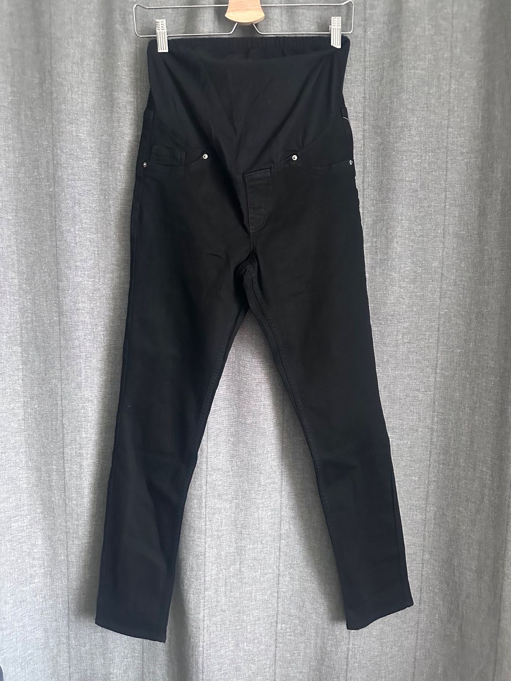 H&M Jeans: Neue Umstandsjeans – Nuovo e nell'imballaggio originale da Uitikon Waldegg venduto da MGC 1